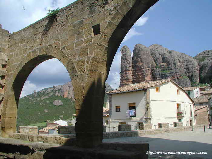 ARCOS DE ACCESO AL PRTICO. VISTA DE LOS MALLOS DESDE LOS MISMOS